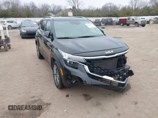2023 Kia Seltos EX z VIN KNDERCAA9P7468220, wystawiony jako IAAI lot #38660032 z przebiegiem 13 077 mil mil oraz . Historia ofert i sprzedaży dostępna na DreamBid. Obrazek 1.