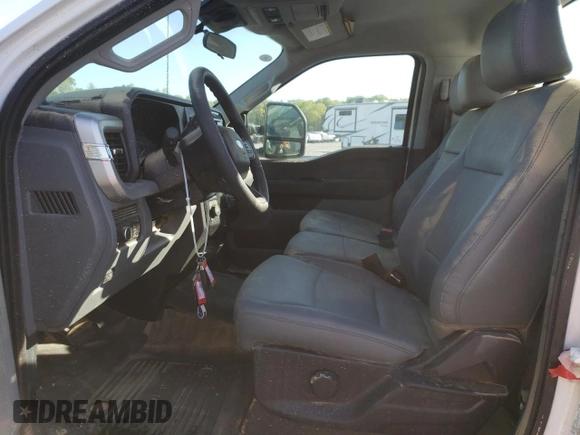 2023 Ford F-250 XL z VIN 1FTBF2BA5PED66929, wystawiony jako Copart lot #52190155 z przebiegiem Nie podano mil oraz Szkody całkowita. Historia ofert i sprzedaży dostępna na DreamBid. Obrazek 7.