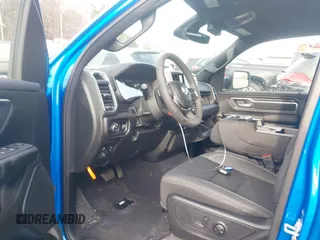 2025 Ram 1500 Big Horn z VIN 1C6RRFFG5SN516145, wystawiony jako IAAI lot #41040685 z przebiegiem 5 125 mil mil oraz . Historia ofert i sprzedaży dostępna na DreamBid. Obrazek 5.