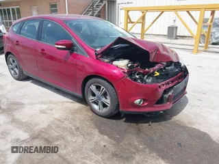 2014 Ford Focus SE z VIN 1FADP3K23EL204624, wystawiony jako IAAI lot #42213133 z przebiegiem 60 914 mil mil oraz . Historia ofert i sprzedaży dostępna na DreamBid. Obrazek 1.
