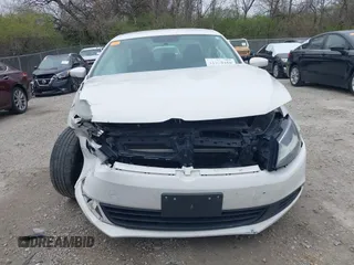 2014 Volkswagen Jetta SE z VIN 3VWD17AJ8EM211169, wystawiony jako IAAI lot #41978416 z przebiegiem 141 545 mil mil oraz . Historia ofert i sprzedaży dostępna na DreamBid. Obrazek 13.