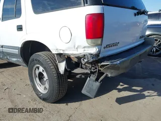 1997 GMC Jimmy SL with VIN 1GKCS13W0V2555186, listed as a IAAI auction lot 41818612 with 370,625 mi miles. Bid and sale history available at carsss.com. Image 6.