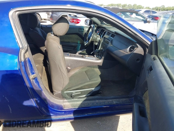 2014 Ford Mustang V6 z VIN 1ZVBP8AM2E5262050, wystawiony jako IAAI lot #42600638 z przebiegiem 208 708 mil mil oraz . Historia ofert i sprzedaży dostępna na DreamBid. Obrazek 5.