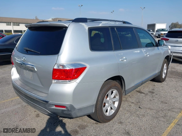2011 Toyota Highlander with VIN 5TDZK3EH4BS039725, listed as a IAAI auction lot 41434516 with 220,992 mi miles. Bid and sale history available at carsss.com. Image 4.