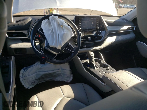 2022 Toyota Highlander XLE with VIN 5TDGZRBH6NS222767, listed as a Copart auction lot 81367674 with 27,948 mi miles and Salvage title. Bid and sale history available at DreamBid. Image 8.