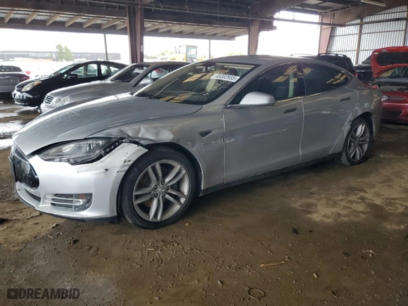 2013 Tesla Model S with VIN 5YJSA1CN3DFP18605, listed as a Copart auction lot 45302655 with 137896 miles and Salvage Title. Bid and sale history available at carsss.com. Image 1.