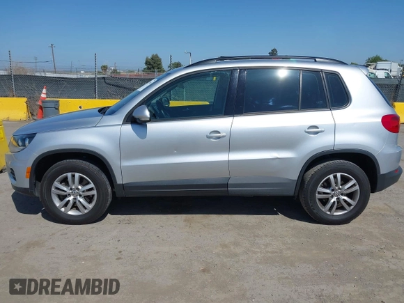 2017 Volkswagen Tiguan S z VIN WVGAV7AX5HK016877, wystawiony jako IAAI lot #42174845 z przebiegiem 99 334 mil mil oraz . Historia ofert i sprzedaży dostępna na DreamBid. Obrazek 14.