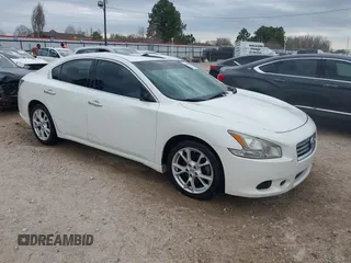 2013 Nissan Maxima SV z VIN 1N4AA5AP8DC847689, wystawiony jako IAAI lot #41690836 z przebiegiem 245 379 mil mil oraz . Historia ofert i sprzedaży dostępna na DreamBid. Obrazek 1.