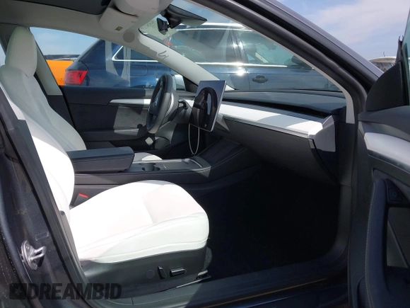 2023 Tesla Model 3 z VIN 5YJ3E1EA5PF700307, wystawiony jako IAAI lot #42034319 z przebiegiem 32 945 mil mil oraz . Historia ofert i sprzedaży dostępna na DreamBid. Obrazek 5.
