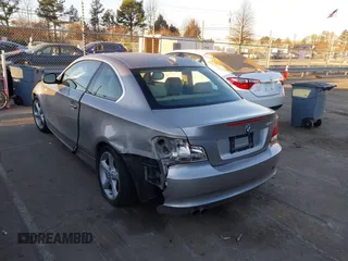 2011 BMW 1 Series 128i с VIN WBAUP7C51BVP21962, выставлен на аукционе IAAI как лот 41517541 с пробегом 222 392 миль миль и . История ставок и продаж доступна на DreamBid. Изображение 3.