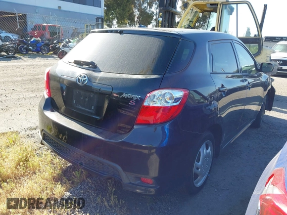 2011 Toyota Matrix z VIN 2T1KU4EEXBC677963, wystawiony jako IAAI lot #42128350 z przebiegiem 38 590 mil mil oraz . Historia ofert i sprzedaży dostępna na DreamBid. Obrazek 4.