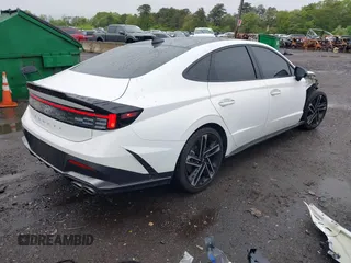 2024 Hyundai Sonata N Line z VIN KMHL54JC4RA350801, wystawiony jako IAAI lot #42180947 z przebiegiem 8933 mil mil oraz . Historia ofert i sprzedaży dostępna na DreamBid. Obrazek 4.