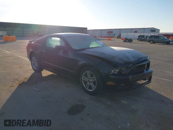 2014 Ford Mustang V6 z VIN 1ZVBP8AM4E5262440, wystawiony jako IAAI lot #41523652 z przebiegiem 140 573 mil mil oraz . Historia ofert i sprzedaży dostępna na DreamBid. Obrazek 1.