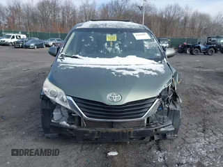 2013 Toyota Sienna LE AAS z VIN 5TDKK3DC9DS334815, wystawiony jako IAAI lot #41589497 z przebiegiem 223 674 mil mil oraz . Historia ofert i sprzedaży dostępna na DreamBid. Obrazek 6.