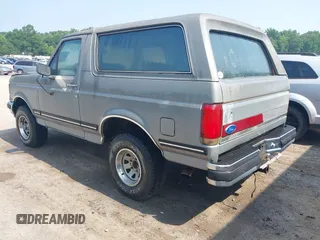 1989 Ford Bronco XL z VIN 1FMEU15NXKLA14330, wystawiony jako IAAI lot #42429531 z przebiegiem 82 009 mil mil oraz . Historia ofert i sprzedaży dostępna na DreamBid. Obrazek 3.