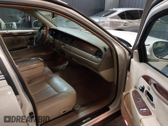 2001 Lincoln Town Car Cartier z VIN 1LNHM83W51Y609962, wystawiony jako IAAI lot #41623323 z przebiegiem 201 799 mil mil oraz . Historia ofert i sprzedaży dostępna na DreamBid. Obrazek 5.