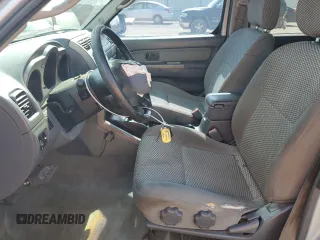 2003 Nissan Frontier XE z VIN 1N6ED27TX3C434061, wystawiony jako Copart lot #56834655 z przebiegiem 208 857 mil mil oraz Szkody całkowita. Historia ofert i sprzedaży dostępna na DreamBid. Obrazek 7.