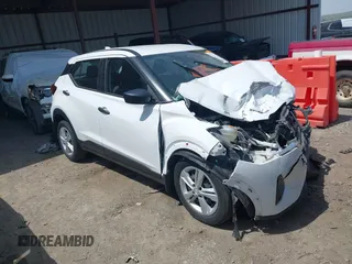 2023 Nissan Kicks S z VIN 3N1CP5BV7PL474722, wystawiony jako IAAI lot #42066341 z przebiegiem 28 750 mil mil oraz . Historia ofert i sprzedaży dostępna na DreamBid. Obrazek 1.