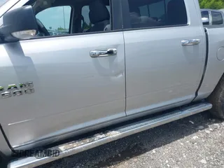 2015 Ram 1500 Outdoorsman z VIN 1C6RR6LT1FS729280, wystawiony jako IAAI lot #42445245 z przebiegiem 175 649 mil mil oraz . Historia ofert i sprzedaży dostępna na DreamBid. Obrazek 18.
