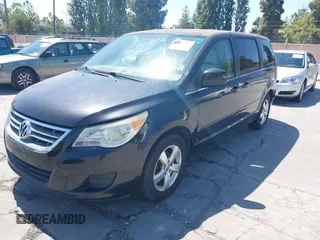 2010 Volkswagen Routan SE z VIN 2V4RW3D11AR295018, wystawiony jako IAAI lot #42404332 z przebiegiem 162 509 mil mil oraz . Historia ofert i sprzedaży dostępna na DreamBid. Obrazek 2.