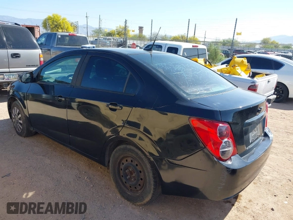 2013 Chevrolet Sonic LS z VIN 1G1JA5SH5D4133278, wystawiony jako IAAI lot #41957054 z przebiegiem 2 426 mil mil oraz . Historia ofert i sprzedaży dostępna na DreamBid. Obrazek 3.