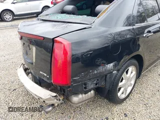 2011 Cadillac STS RWD z VIN 1G6DW6ED8B0159384, wystawiony jako IAAI lot #41840796 z przebiegiem 209 953 mil mil oraz . Historia ofert i sprzedaży dostępna na DreamBid. Obrazek 19.