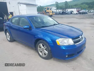 2013 Dodge Avenger SXT z VIN 1C3CDZCGXDN709224, wystawiony jako IAAI lot #42479302 z przebiegiem 93 555 mil mil oraz . Historia ofert i sprzedaży dostępna na DreamBid. Obrazek 1.
