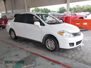 2010 Nissan Versa S z VIN 3N1BC1AP8AL391813, wystawiony jako IAAI lot #42224883 z przebiegiem 103 839 mil mil oraz . Historia ofert i sprzedaży dostępna na DreamBid. Obrazek 1.