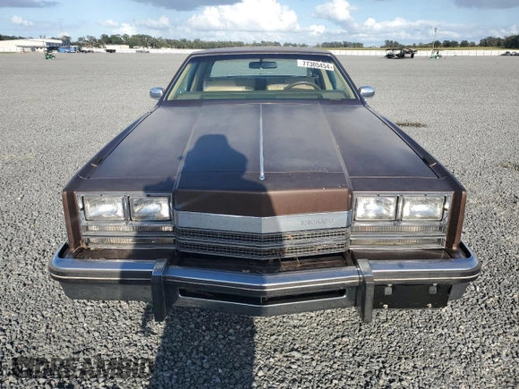 1985 Oldsmobile Toronado Custom Brougham z VIN 1G3EZ57Y6FE321802, wystawiony jako Copart lot #77305454 z przebiegiem 51 559 mil mil oraz Szkoda całkowita • Salvage title. Historia ofert i sprzedaży dostępna na DreamBid. Obrazek 5.