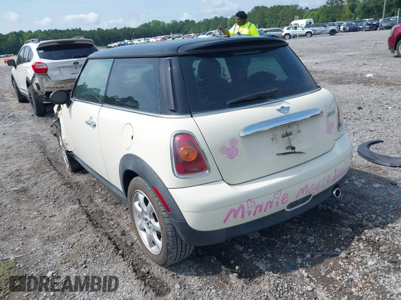 2010 MINI Hardtop z VIN WMWMF3C57ATU76526, wystawiony jako IAAI lot #42376569 z przebiegiem 111 172 mil mil oraz . Historia ofert i sprzedaży dostępna na DreamBid. Obrazek 3.