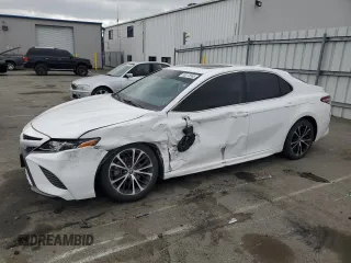 2020 Toyota Camry SE z VIN 4T1G11AK6LU505373, wystawiony jako Copart lot #50275365 z przebiegiem 62 925 mil mil oraz Szkoda całkowita • Salvage title. Historia ofert i sprzedaży dostępna na DreamBid. Obrazek 1.