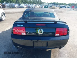 2005 Ford Mustang GT Deluxe с VIN 1ZVFT85H355174523, выставлен на аукционе IAAI как лот 42532902 с пробегом 61 406 миль миль и . История ставок и продаж доступна на DreamBid. Изображение 16.