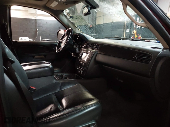 2010 Chevrolet Suburban LT z VIN 1GNUKJE32AR106197, wystawiony jako IAAI lot #42378134 z przebiegiem 106 479 mil mil oraz . Historia ofert i sprzedaży dostępna na DreamBid. Obrazek 5.