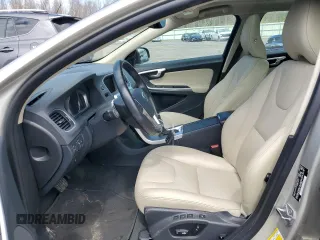 2017 Volvo S60 Inscription z VIN LYV402TK0HB151137, wystawiony jako Copart lot #55577435 z przebiegiem 67 066 mil mil oraz Szkody całkowita. Historia ofert i sprzedaży dostępna na DreamBid. Obrazek 7.