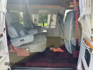 1990 GMC Vandura z VIN 1GDEG25K5L7522525, wystawiony jako Copart lot #75007594 z przebiegiem 91 857 mil mil oraz Szkody całkowita. Historia ofert i sprzedaży dostępna na DreamBid. Obrazek 6.