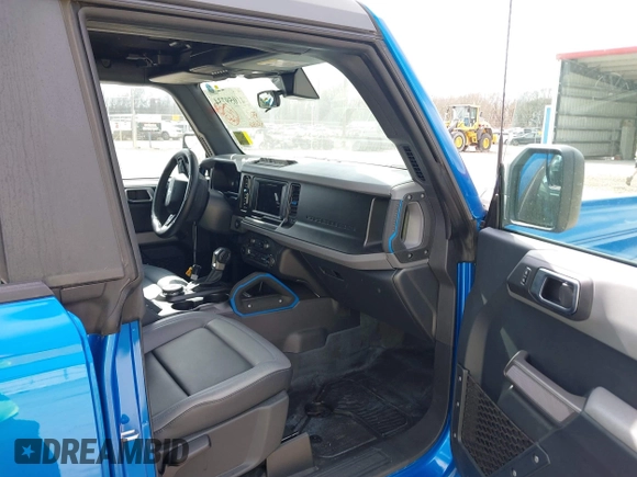 2023 Ford Bronco z VIN 1FMEE5DH6PLB09202, wystawiony jako IAAI lot #41059734 z przebiegiem 30 186 mil mil oraz . Historia ofert i sprzedaży dostępna na DreamBid. Obrazek 5.