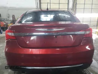 2014 Chrysler 200 LX z VIN 1C3CCBAG3EN132115, wystawiony jako Copart lot #44585945 z przebiegiem 104 111 mil mil oraz Szkoda całkowita • Salvage title. Historia ofert i sprzedaży dostępna na DreamBid. Obrazek 6.