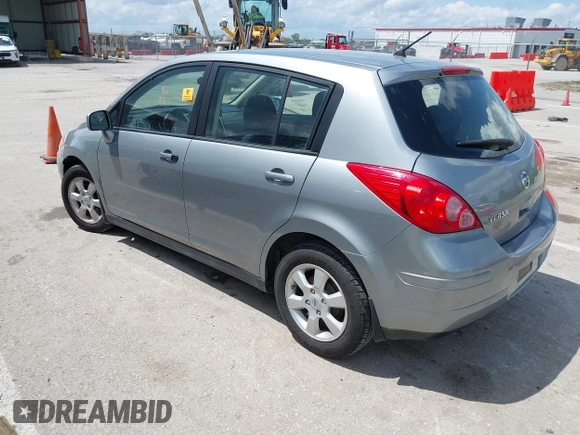 2009 Nissan Versa S z VIN 3N1BC13E79L500110, wystawiony jako IAAI lot #42128174 z przebiegiem 129 742 mil mil oraz . Historia ofert i sprzedaży dostępna na DreamBid. Obrazek 3.