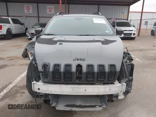 2018 Jeep Cherokee Latitude with VIN 1C4PJLCB1JD588916, listed as a IAAI auction lot 41019397 with 135,929 mi miles. Bid and sale history available at carsss.com. Image 12.