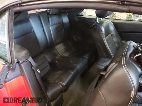 2013 Ford Mustang V6 z VIN 1ZVBP8EM2D5234080, wystawiony jako Copart lot #57939455 z przebiegiem 214 097 mil mil oraz Czysty tytuł • Clean title. Historia ofert i sprzedaży dostępna na DreamBid. Obrazek 10.