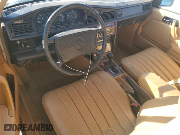 1986 Mercedes-Benz 190 E z VIN WDBDA24D0GF181761, wystawiony jako Copart lot #87775085 z przebiegiem 38 039 mil mil oraz Czysty tytuł • Clean title. Historia ofert i sprzedaży dostępna na DreamBid. Obrazek 8.