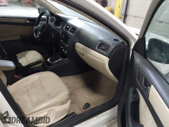 2011 Volkswagen Jetta SE z VIN 3VWDX7AJ9BM003697, wystawiony jako IAAI lot #42305601 z przebiegiem 145 715 mil mil oraz . Historia ofert i sprzedaży dostępna na DreamBid. Obrazek 5.