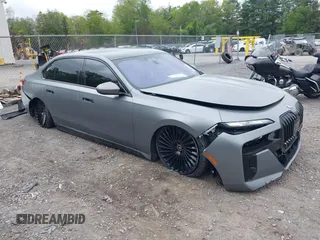 2023 BMW 7 Series 760i xDrive z VIN WBA33EJ04PCM74863, wystawiony jako IAAI lot #42298285 z przebiegiem 22 801 mil mil oraz . Historia ofert i sprzedaży dostępna na DreamBid. Obrazek 1.