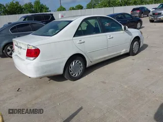 2005 Toyota Camry LE z VIN 4T1BE30K65U568049, wystawiony jako IAAI lot #42453538 z przebiegiem 182 375 mil mil oraz . Historia ofert i sprzedaży dostępna na DreamBid. Obrazek 4.