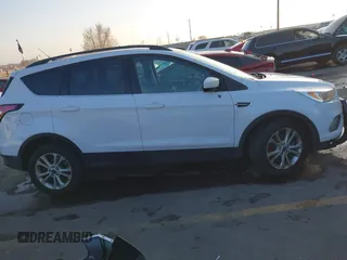 2018 Ford Escape SE z VIN 1FMCU9GD6JUC13023, wystawiony jako IAAI lot #41023197 z przebiegiem 105 489 mil mil oraz . Historia ofert i sprzedaży dostępna na DreamBid. Obrazek 13.
