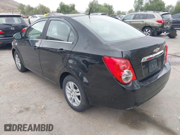 2014 Chevrolet Sonic LT z VIN 1G1JC5SB4E4153240, wystawiony jako IAAI lot #42383467 z przebiegiem 146 218 mil mil oraz . Historia ofert i sprzedaży dostępna na DreamBid. Obrazek 3.