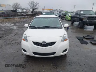 2009 Toyota Yaris z VIN JTDBT903594059923, wystawiony jako IAAI lot #41520883 z przebiegiem 141 366 mil mil oraz . Historia ofert i sprzedaży dostępna na DreamBid. Obrazek 13.