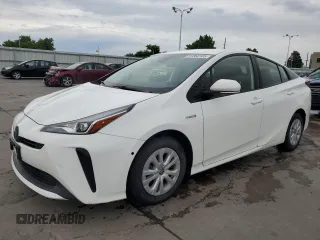 2020 Toyota Prius L Eco z VIN JTDKARFU9L3110326, wystawiony jako Copart lot #59362505 z przebiegiem 62 910 mil mil oraz Szkoda całkowita • Salvage title. Historia ofert i sprzedaży dostępna na DreamBid. Obrazek 1.