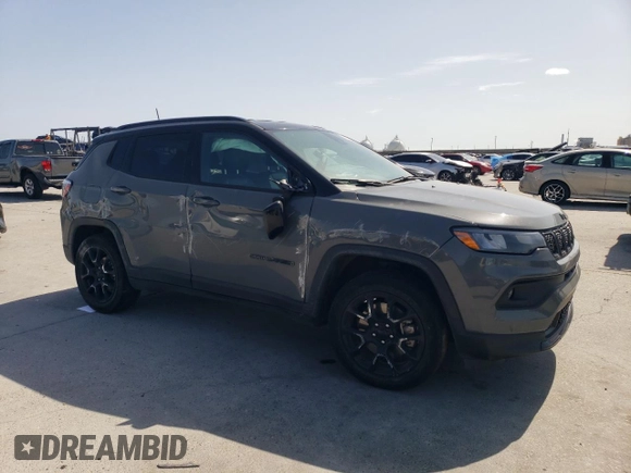 2023 Jeep Compass Altitude z VIN 3C4NJDBN2PT556911, wystawiony jako Copart lot #47703495 z przebiegiem 36 092 mil mil oraz Szkoda całkowita • Salvage title. Historia ofert i sprzedaży dostępna na DreamBid. Obrazek 4.