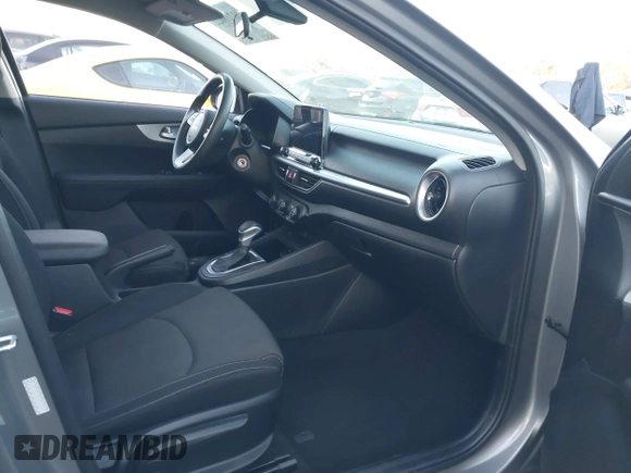2023 Kia Forte LXS z VIN 3KPF24AD5PE606683, wystawiony jako IAAI lot #41216622 z przebiegiem 38 827 mil mil oraz . Historia ofert i sprzedaży dostępna na DreamBid. Obrazek 5.